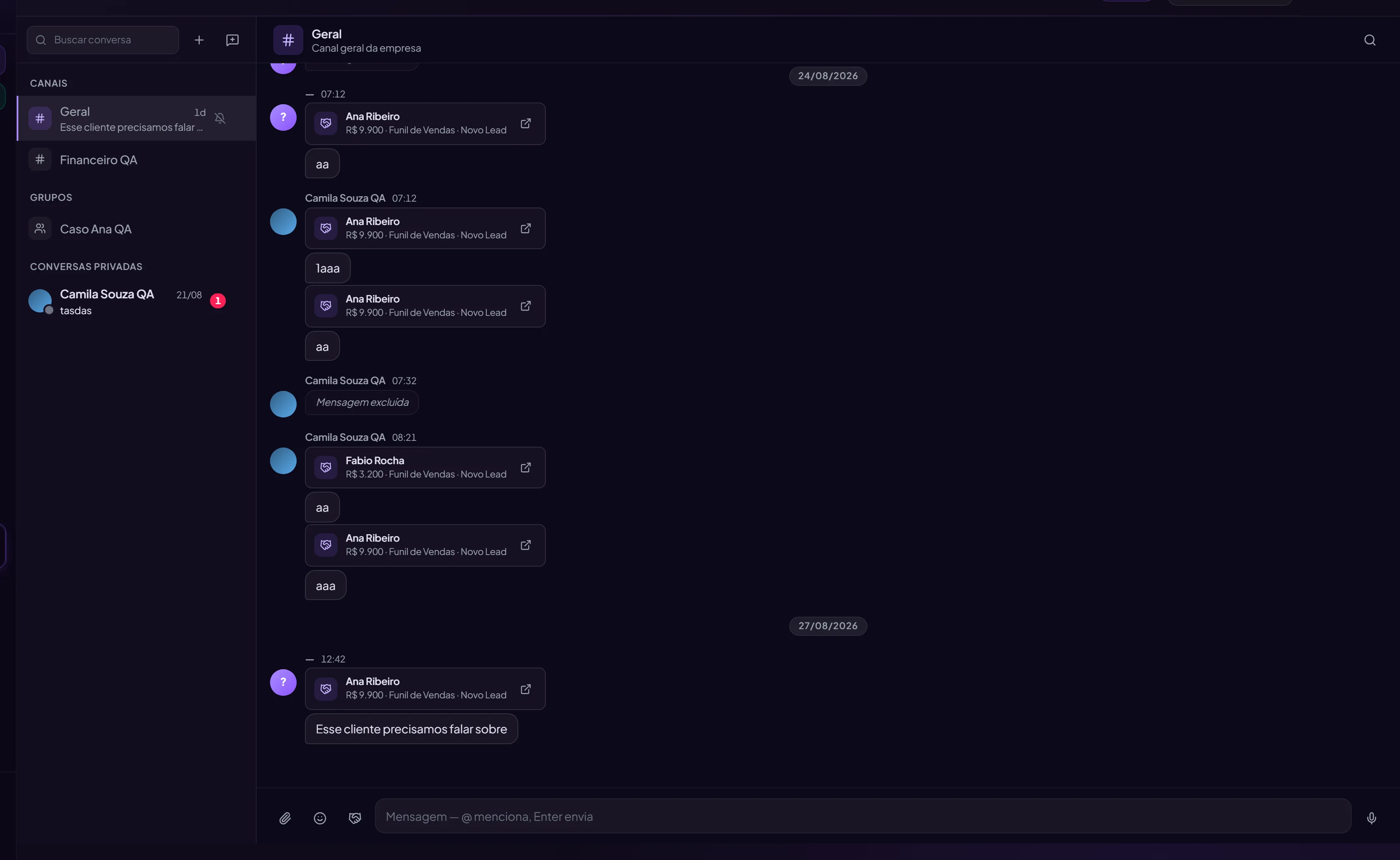 A tela do Chat Interno, com os grupos Canais, Times e Conversas privadas à esquerda e a conversa aberta ao lado.