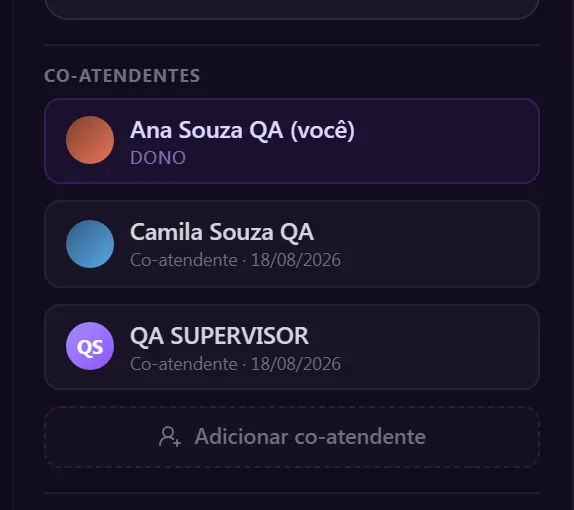 O painel Co-atendentes, com o responsável da conversa, quem mais está junto e o botão de adicionar.